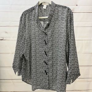 Draper’s & Damon’s plus size 3/4 sleeve unique button up top